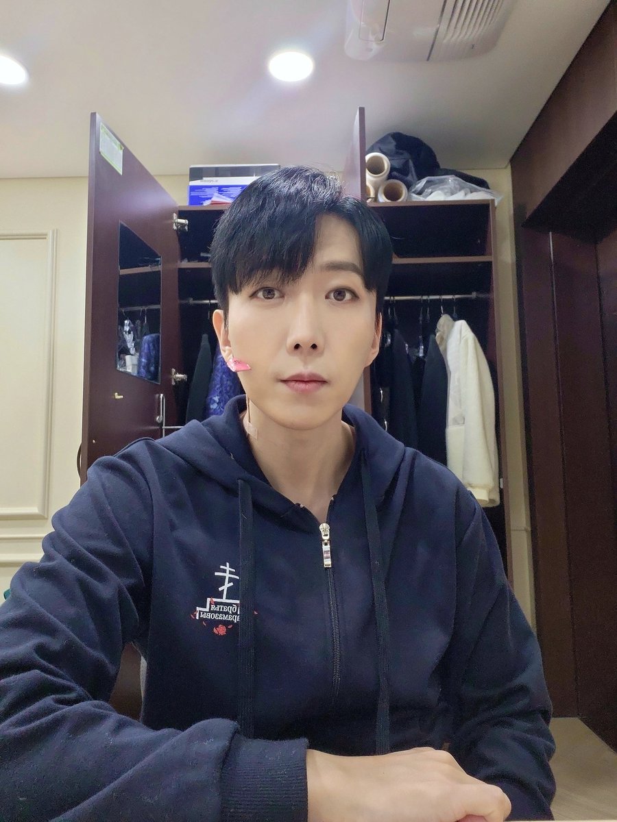 1201jb's tweet photo. 이발소를 다녀왔다
엄청 싹둑 잘랐다
그런 것 치고는 그런 것 같지 않다
까라마조프 콜라보 
까라마데우스
#이반 아니고 #이발 
#아마데우스 #까라마조프 #까라마데우스 
머리가 길었을 때는 컬을 조금 넣었군
#연극 #뮤지컬 #연지컬 https://t.co/4cbidO45JN