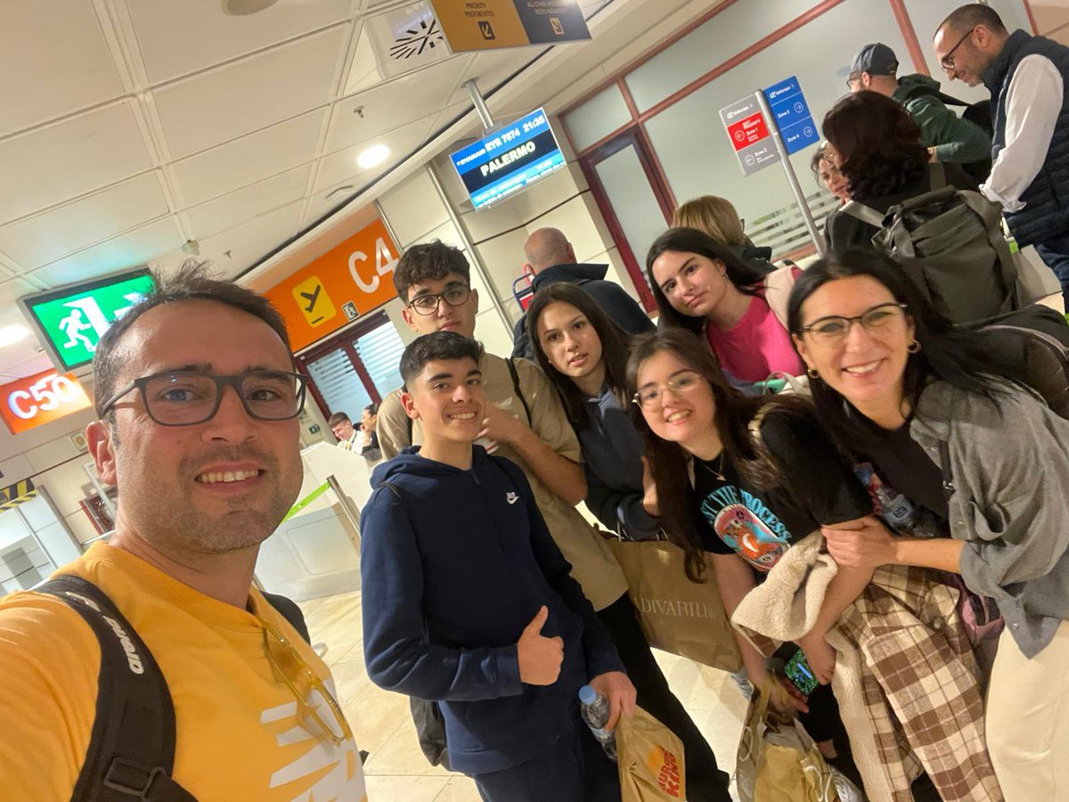 ColegioMSiurot's tweet photo. ➡️#ErasmusPlus #Project #GreenFriends 🇪🇺

✈️El #domingo #12marzo viajamos hacia #Palermo #Italia 🇮🇹❤️

🛫Comenzó así la #3ª #Movilidad del #alumnado del #Proyecto #ErasmusPlus #GF 🇪🇸⤵️
#Alemania 🇩🇪 
#Italia 🇮🇹 
#Eslovenia 🇸🇮

 Llegamos con la 🎒 llena de #ilusión‼️

@sepiegob https://t.co/xx4B5PYci9