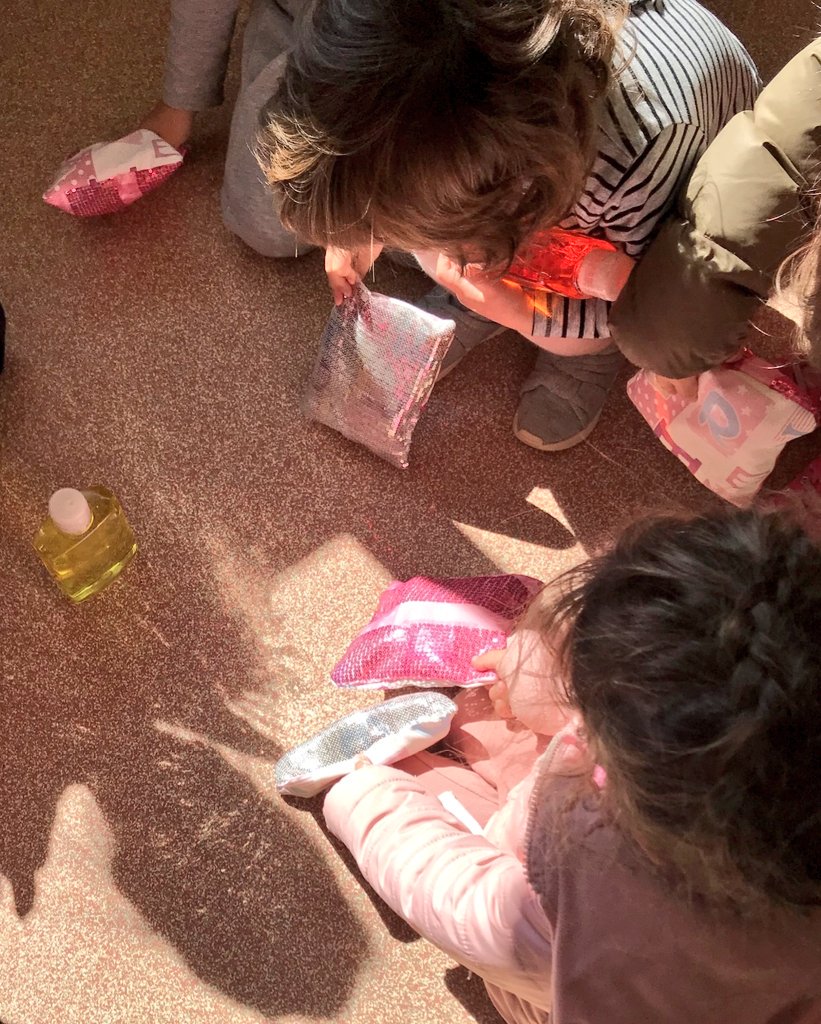 cavallcartroedu's tweet photo. Experimentem amb la llum!✨ Es poden fer servir ampolletes amb líquids de colors, coixinets amb lluentons, mirallets... tot i que el sol que entra a les estances és el gran protagonista!🌞
#CapsaDeLlum #EducacióInfantil #EscolesBressol #Descobertes #Aprendre #Experimentació https://t.co/fhMvWrfLbM
