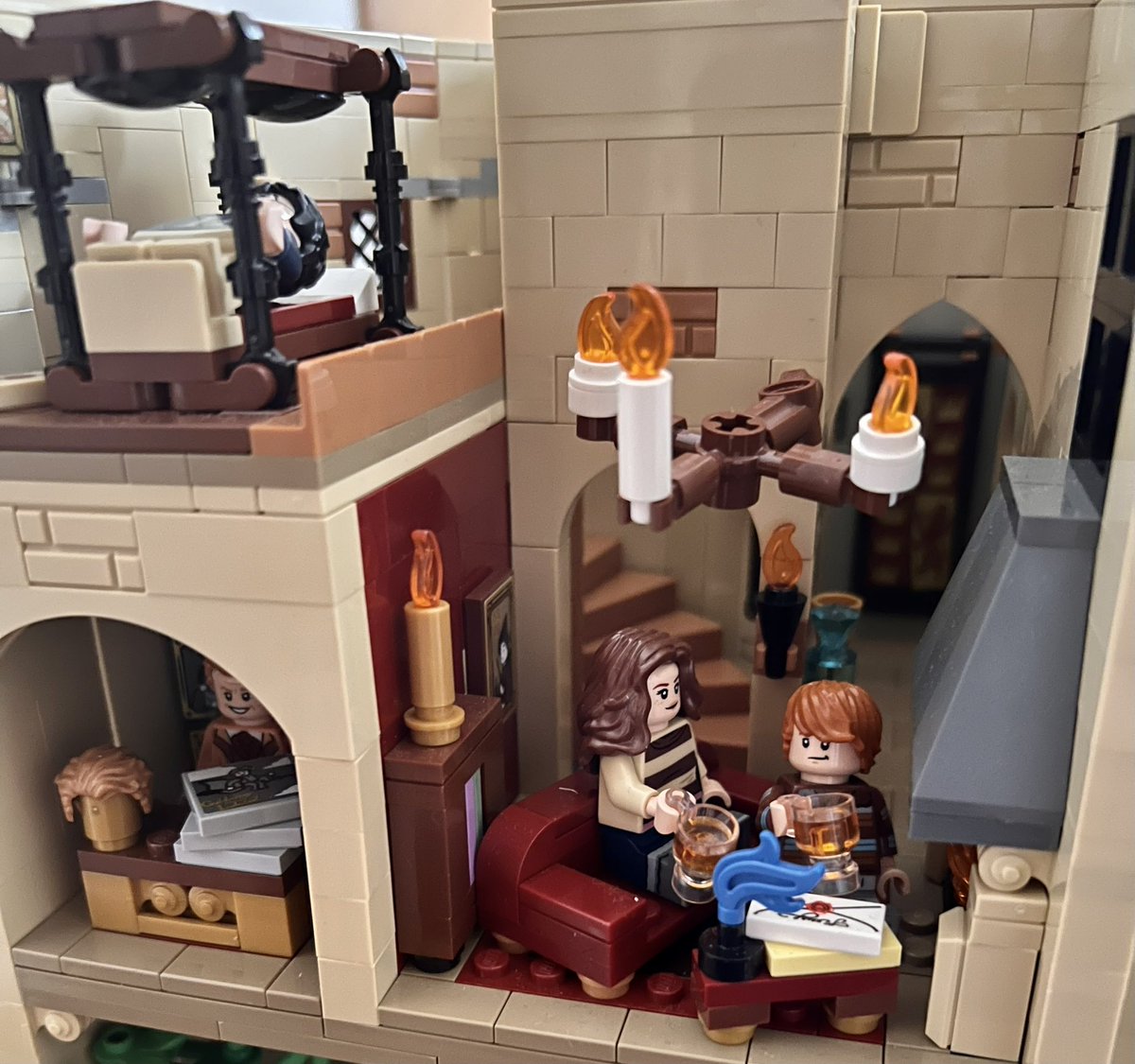 ＃レゴ
＃ハリーポッター

day7

ホグワーツ城の全寮の談話室です。

談話室ごとのコメント
スリザリン広い
レイブンクローちょっと狭い
ハッフルパフめっちゃ狭い
グリフィンドールやっぱ狭い