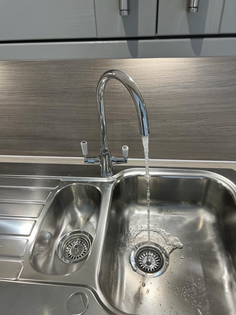 iHUSProjectsLtd's tweet photo. 𝐓𝐡𝐞 𝐤𝐢𝐭𝐜𝐡𝐞𝐧, 𝐭𝐡𝐞 𝐡𝐞𝐚𝐫𝐭 𝐨𝐟 𝐭𝐡𝐞 𝐡𝐨𝐦𝐞 🥰🏡  
Here's a sneak peek into the kitchen area of one of our Annexes due for completion later on this week 🔑 Email equiries@ihusannexe.com today.
#ihus #interiordesign #kitchendesign #oak #grey #sneakpeek #newhome https://t.co/DmNxzafo99