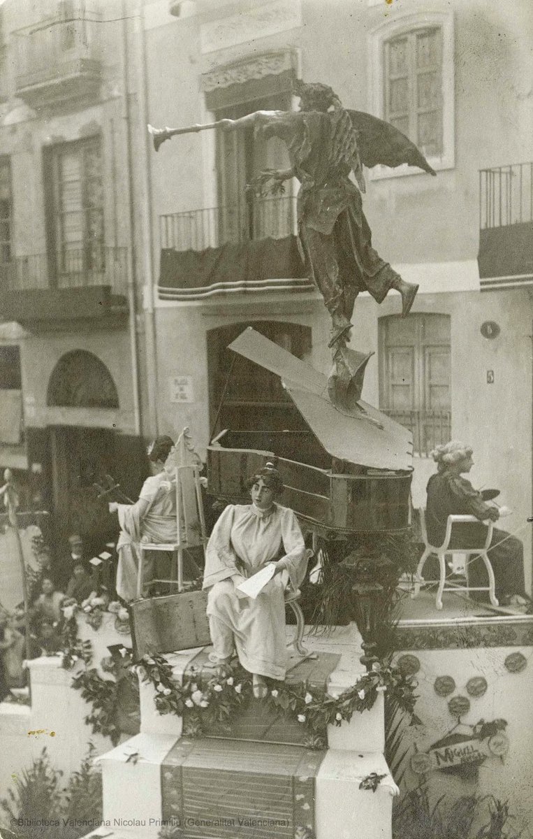 ProjecteSonore's tweet photo. Al s. XIX foren comunes les al·legories amb cos de dona per a representar abstraccions, com ara la música. Se les mostrava tocant instruments que en el moment es consideraven femenins.
📷Pl. St. Gil | 1908 | #BiValDi f. Huguet
🔴➡️ https://t.co/D0c2ZkVtAN
🧨 #Falles23 https://t.co/xS73M13Lv7