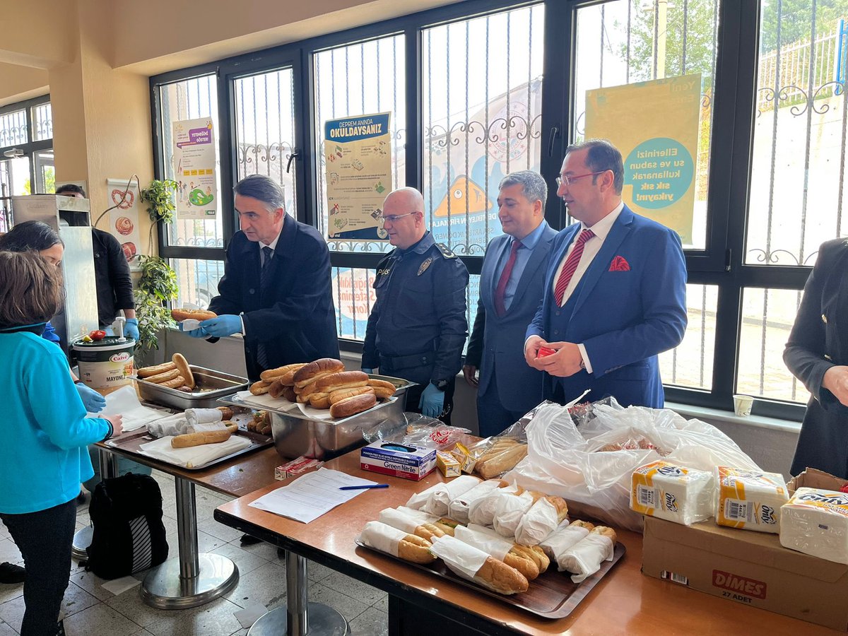 tarimnarlidere's tweet photo. Kaymakamımız Sn. Suat Dervişoğlu’nun katılımıyla gerçekleştirilen İl Tarım ve Orman Müdürlüğümüzün ❝100. Yılda Su Ürünleri ile Sağlıklı Çocuklar, Sağlıklı Nesiller Projesi❞ kapsamında Hasan İçyer Ortaokulunda proje etkinliği yapılmıştır. @SedatUsme @Ozenmustfa @izmirtarim https://t.co/weUrMZa3Va