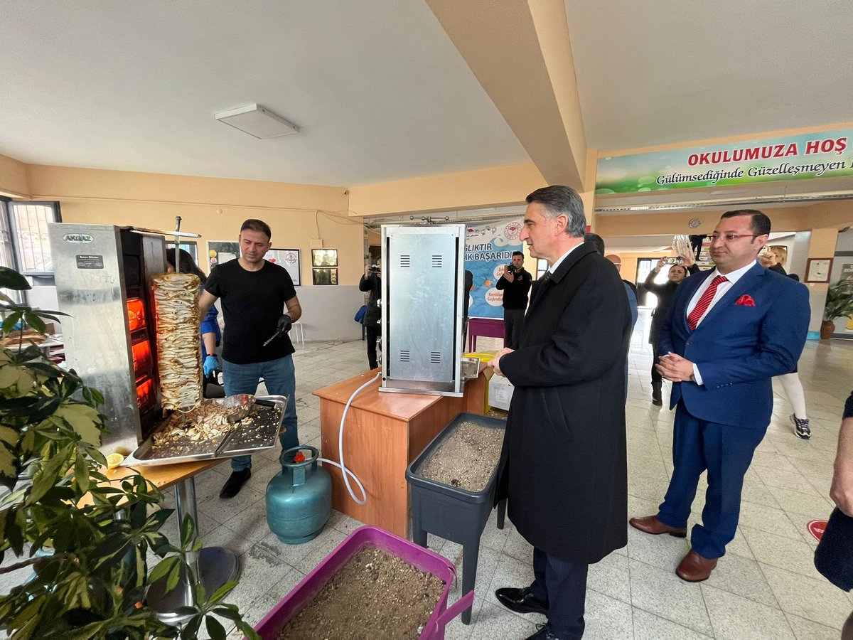 tarimnarlidere's tweet photo. Kaymakamımız Sn. Suat Dervişoğlu’nun katılımıyla gerçekleştirilen İl Tarım ve Orman Müdürlüğümüzün ❝100. Yılda Su Ürünleri ile Sağlıklı Çocuklar, Sağlıklı Nesiller Projesi❞ kapsamında Hasan İçyer Ortaokulunda proje etkinliği yapılmıştır. @SedatUsme @Ozenmustfa @izmirtarim https://t.co/weUrMZa3Va