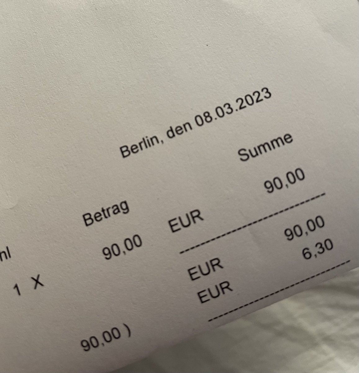 Das zahlt der Tagesspiegel nach Relaunch übrigens für einen Aufmacherartikel i.d. Kultur. 90 Euro. Für Ausstellungsbesuch/Interview/Schreiben. Nur damit ihr wisst, warum sich Feuilleton demnächst wie mitvergnügenceecee lesen wird. 😭