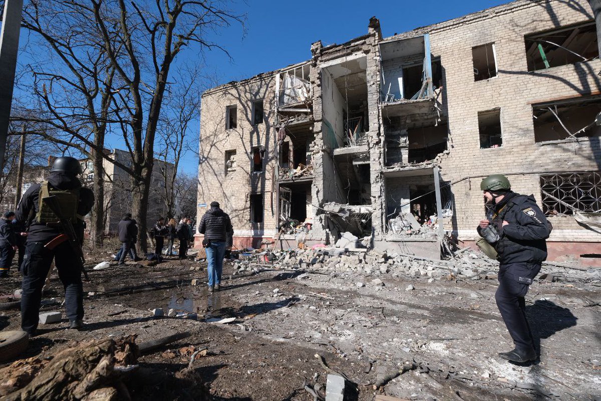 The Russians hit the center of Kramatorsk with a rocket. Six high-rise buildings were damaged. There may be people under the rubble, 3 victims are already known. #RussiaisATerroistState