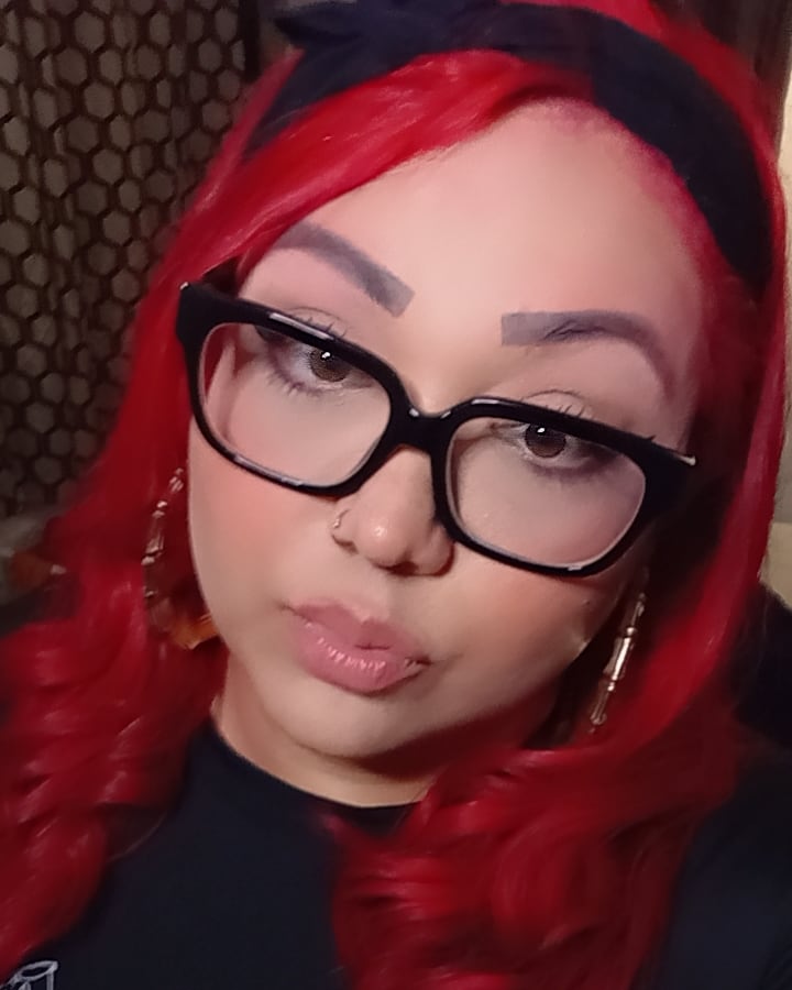 LaPebbles87's tweet photo. Hold me hoops....#redhead #glasses #geekygirl #Texans #latina https://t.co/83UWKtoKJf