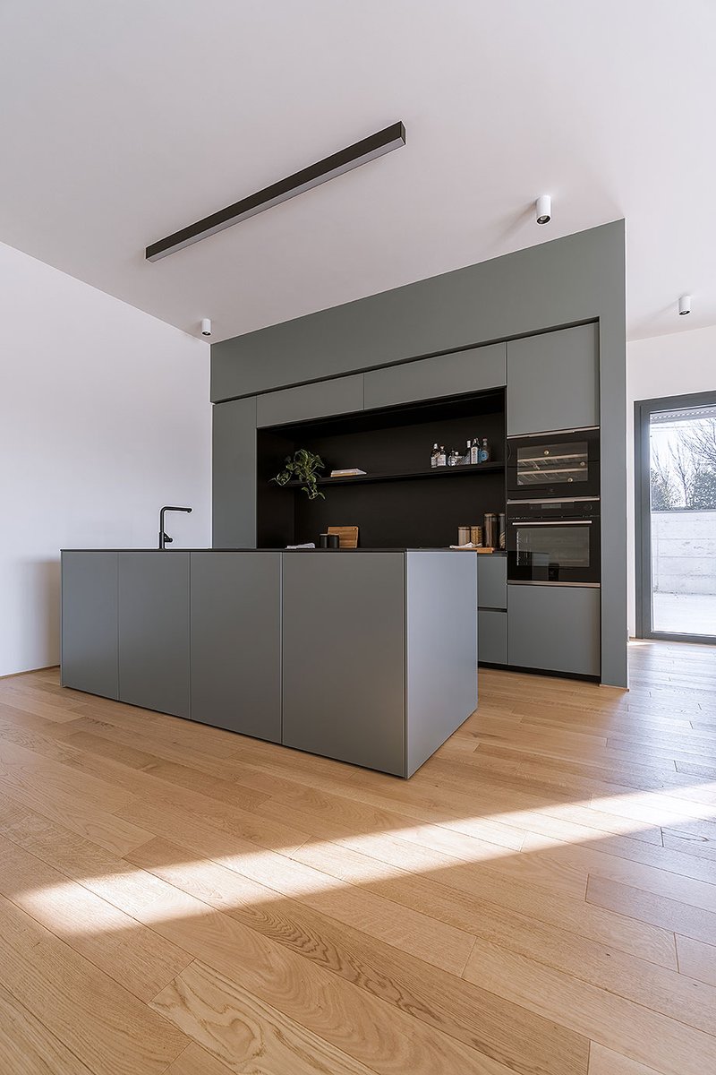 Interior_es's tweet photo. ZDA | Zupelli #Design #Architettura proyectó esta #casa en la que se ha dado una gran importancia al uso de la luz, amplificada por el uso de amplios #ventanales.
-> Fotografías: Matteo Sturla
-> https://t.co/AonfBWH6f3
-> #houses #modernhouses #interiors #Italia #Italy https://t.co/5BwuDuoDUN