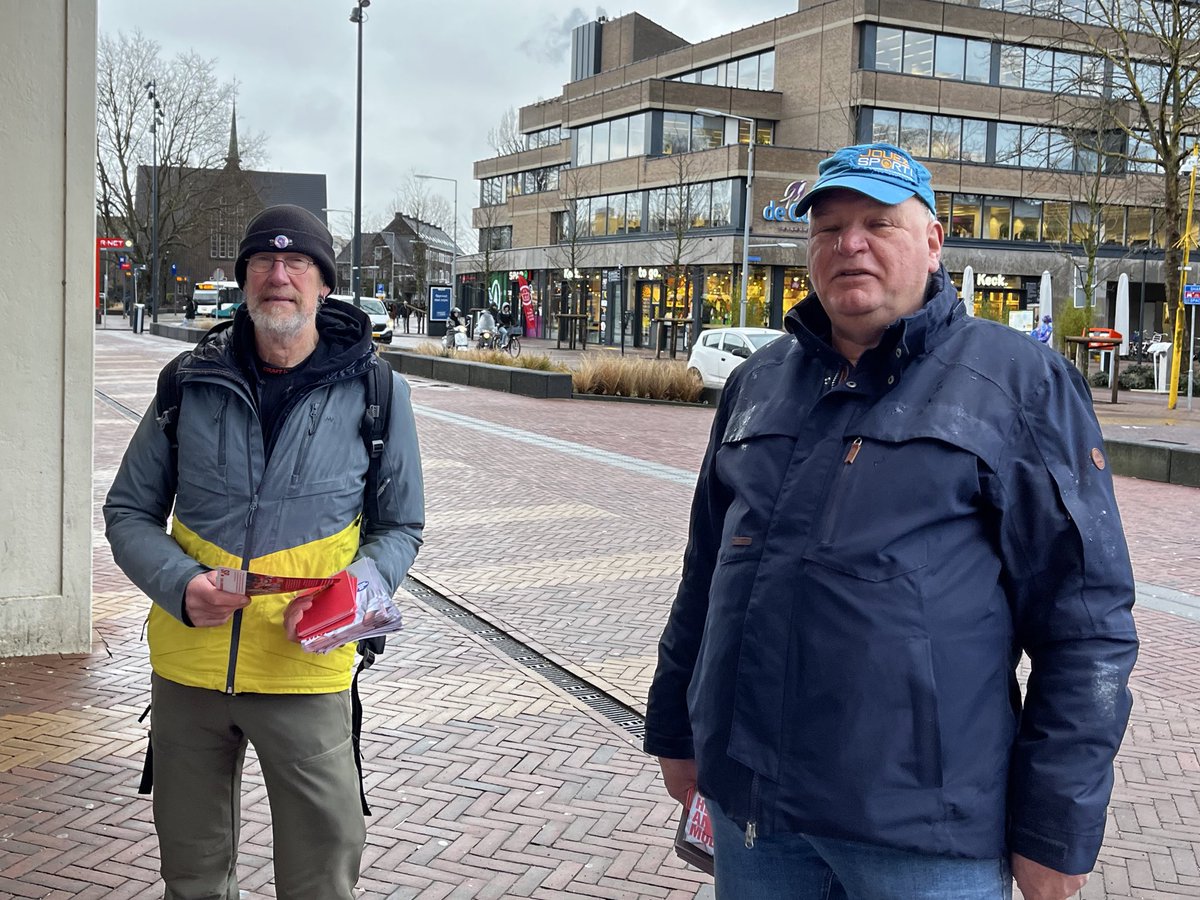 SPGouda's tweet photo. ✅🍅 = 🟥🤥

Maandag en dinsdag waren wij te vinden op Station Gouda om de laatste zwevende kiezers te overtuigen.

Het kan anders, het moet anders!

Stem 15 maart SP en geef een rode kaart aan Rutte. https://t.co/5jtnK8MhVt