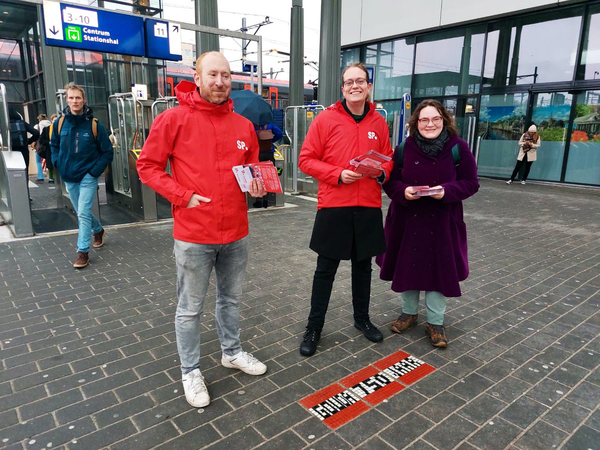 SPGouda's tweet photo. ✅🍅 = 🟥🤥

Maandag en dinsdag waren wij te vinden op Station Gouda om de laatste zwevende kiezers te overtuigen.

Het kan anders, het moet anders!

Stem 15 maart SP en geef een rode kaart aan Rutte. https://t.co/5jtnK8MhVt