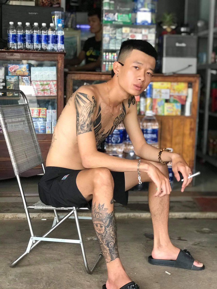 phiiemm's tweet photo. Hồi nhỏ đẹp trai dữ dằn . Giờ như ông kẹ https://t.co/0hMUixu748