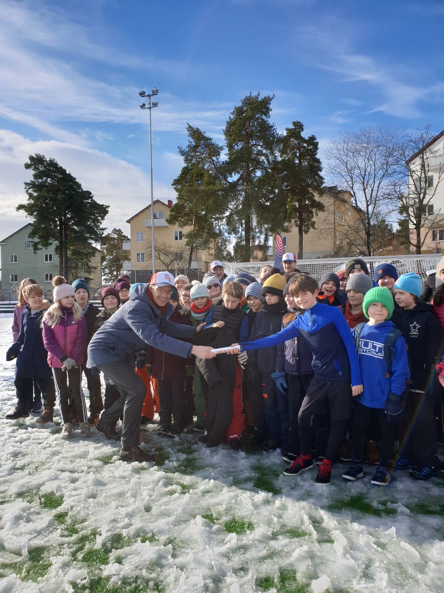 Bravo <a href="/FranceRomania/">FranceenRoumanie 🇫🇷🇪🇺</a>🇷🇴 ! Les élèves du Lycée Français🇫🇷 Saint Louis de Stockholm🇸🇪 prennent le #RelaisAutourduMonde 🌍 sous le soleil et les pieds dans la neige.
#TerredeJeux2024 <a href="/francediplo/">France Diplomatie 🇫🇷🇪🇺</a> <a href="/Paris2024/">Paris 2024</a> <a href="/SWEOlympic/">Swedish Olympic Team</a>