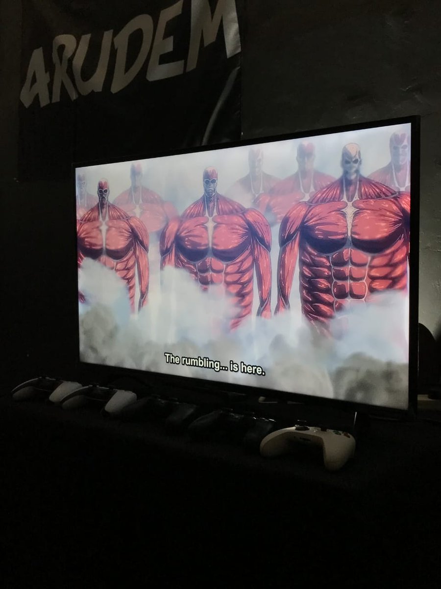 animenchill_'s tweet photo. More from the AOT watch party. https://t.co/fNoEaD4Ez9