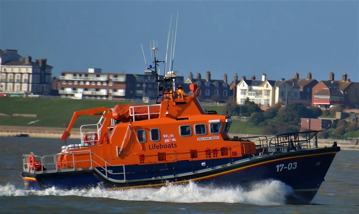 TheSuffolkMan's tweet photo. #RTB #RNLB @RNLI @outonashout to #Harwich https://t.co/tjzIa3zNr1