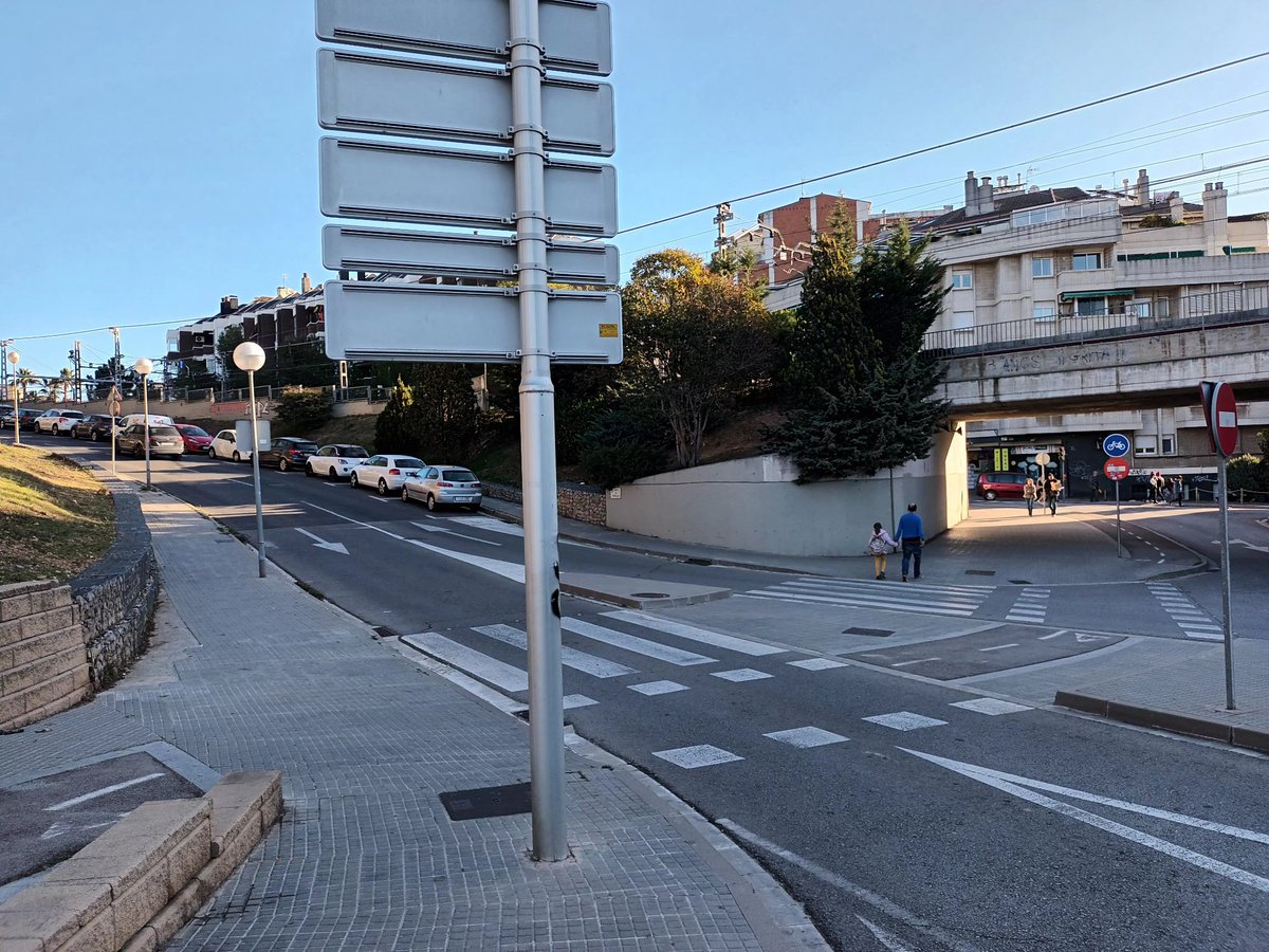 gmayol85's tweet photo. Bon dia @ajsantcugat volia creuar en bici (i nena de 2 anys) per aquest pas de Rovellat/Martorell i una Sra amb Mazda granate de 2T no volia parar perquè deia que era un pas zebre, tb deia que si m'atropellava era culpa meva. Passa sovint que amb la baixada els cotxes no frenen. https://t.co/hTe14jEBnl