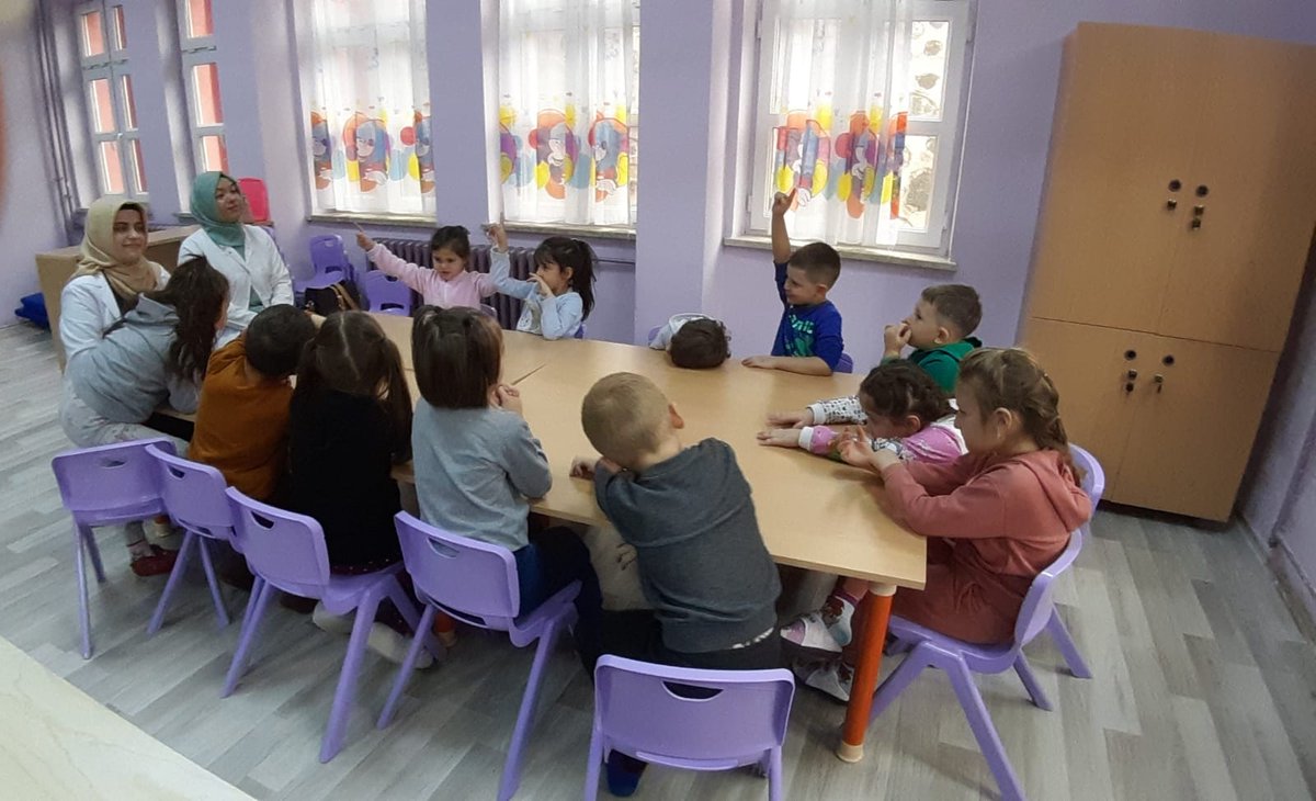 Fsmtilkokul's tweet photo. Okulumuz ana sınıfı öğrencilerine, Çarşıbaşı Toplum Sağlığı Merkezi personeli tarafından "Ağız ve diş sağlığı" ile "Obezitenin önlenmesi ve beslenme "eğitimleri verilmiştir. https://t.co/ShcTh3L9dH