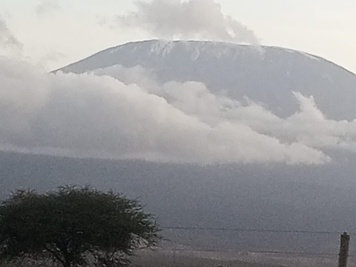 Sad to see the #fires burning on #Kilimanjaro overnight. While good that people are getting ready to plant ahead of the rains the destructive practices will lead to longer term impacts on water and soil resources ⁦@Amboselinp⁩ ⁦@AfricanConserve⁩ ⁦@_AfricanUnion⁩