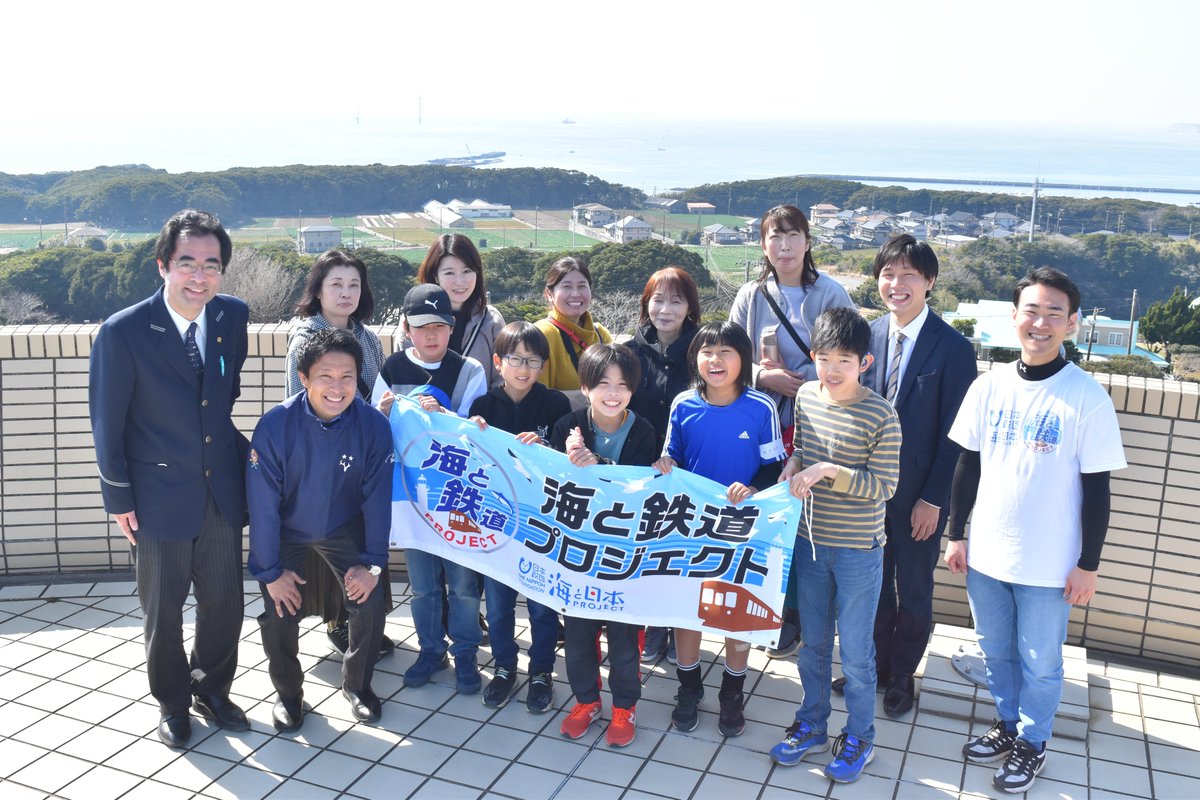 umitetsu_jp's tweet photo. 【#海と鉄道プロジェクト
　2/18(土)イベントレポート🚃3⃣】

ランチの後は、再び学習タイム📝

「洋上風力発電で出来た電気がど��ようにして使われているのか」「なぜ鉄道が環境に優しい乗り物なのか」について、実際に鉄道に乗りながら学びました。

本イベントはこれにて無事終了✨ https://t.co/4RVoxa4oXw