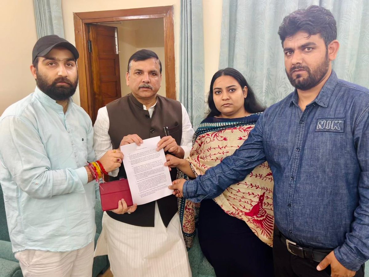 jeevanjyoti_jk's tweet image. Today met Hon'ble @SanjayAzadSln  ji Hon'ble Member Parliament in Delhi. Presented Memorandum regarding ongoing agitation against #JKSSB #Aptech Scams  in J&amp;amp;K. 
@ipathak25  @SandeepPathak04 @BalkarSinghAap @AamAadmiPartyJK @vinkal_yac @yogi_muktesh