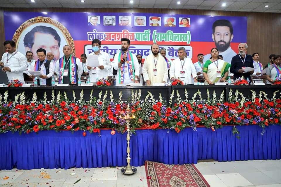 im_arun_patel04's tweet image. लोक जनशक्ति पार्टी (रा.) के राष्ट्रीय अध्यक्ष आदरणीय श्री Chirag Paswan  जी ने कार्यकर्ताओं को शपथ पत्र पढ़कर शपथ दिलाई!!!
#Bihar1st_Bihari1st #ljpdelhi #ljpbihar #rajutiwari #LokJanshaktiParty #ChiragPaswan