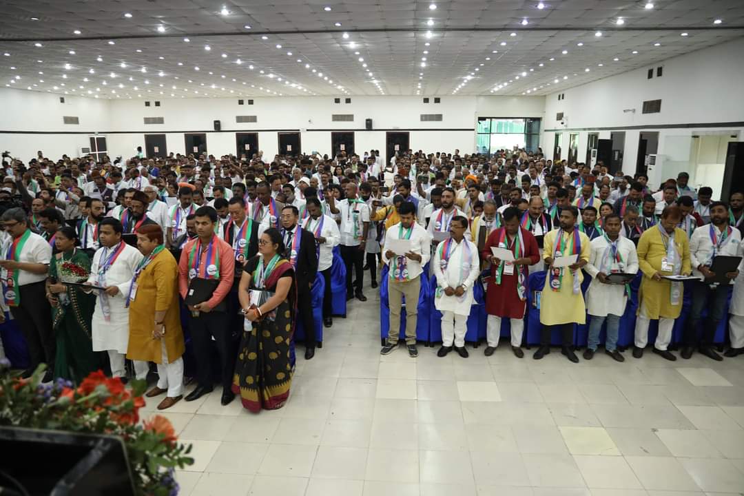 im_arun_patel04's tweet image. लोक जनशक्ति पार्टी (रा.) के राष्ट्रीय अध्यक्ष आदरणीय श्री Chirag Paswan  जी ने कार्यकर्ताओं को शपथ पत्र पढ़कर शपथ दिलाई!!!
#Bihar1st_Bihari1st #ljpdelhi #ljpbihar #rajutiwari #LokJanshaktiParty #ChiragPaswan