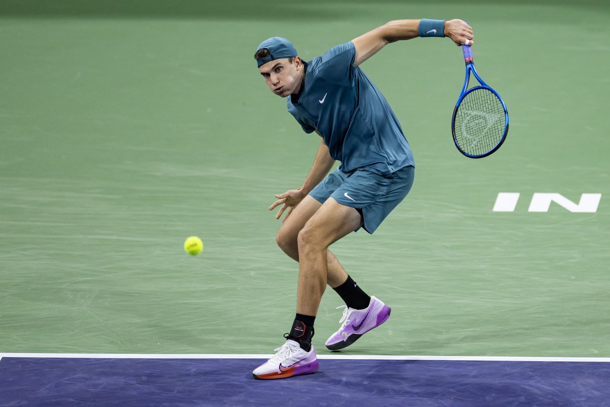 dunloptennis's tweet photo. Into the last 16▶️

Jack Draper beats out fellow compatriot Andy Murray, in straight sets to set up a mouth watering tie with Carlos Alcaraz in the next round. 

A good time in the desert so far 🌴🎾

#TeamDunlop #ForcesOfPower https://t.co/v5CNpajfNr