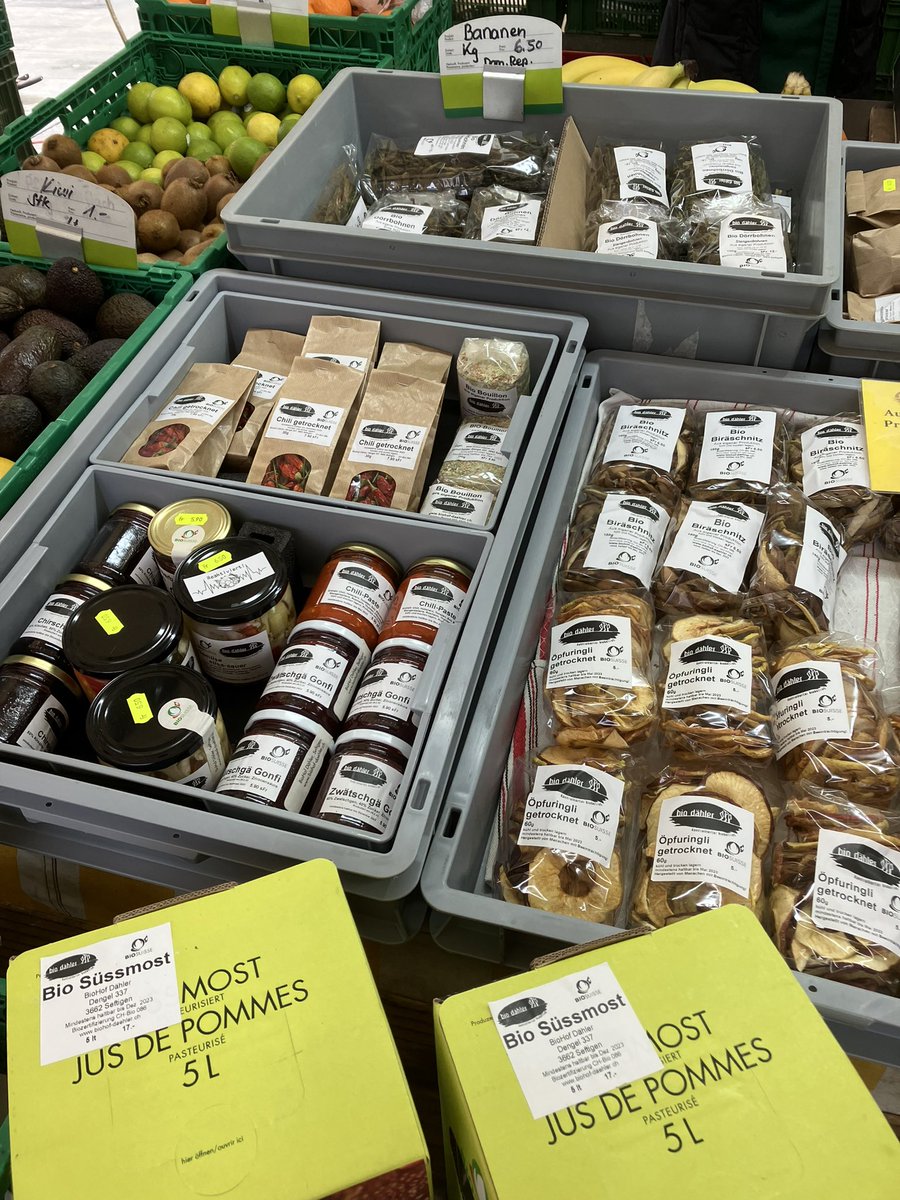 Schneimere's tweet image. Ich stehe ja nie früher auf als nötig - ausser für den Märit 🤩 Wenn die #AP22+ frustriert, leben wir Direktvermarktung und regionale Produktion halt draussen. Spannend auch die Gespräche mit Bauern, die den Schulterschluss mit #economiesuisse auch nicht verstehen. #session2023