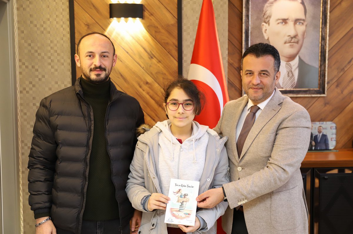 halitdoganbsk's tweet photo. 📌Çarşamba Bilim ve Sanat Merkezi (BİLSEM) Okul Müdür Yardımcısı Sn. Sefa Şen ve öğrencimiz Ecrin Özbay, belediyemize gelerek; BİLSEM öğrenci ve öğretmenlerimizin çıkardığı "Yarım Kalan Yazılar" kitabını, bizlere hediye ettiler. Kendilerine nazik ziyaretleri için teşekkür ederim. https://t.co/EOkvUlzzjx