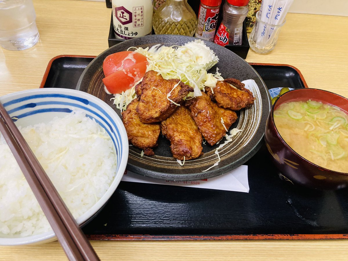 idayasuhiko's tweet photo. 歩いてたら、また頂きました♡
ほうれん草。サンタみたいになってご挨拶回り。お昼は満腹。おおとら食堂さん。　黄昏犬。 https://t.co/cUE2yr8LZ6