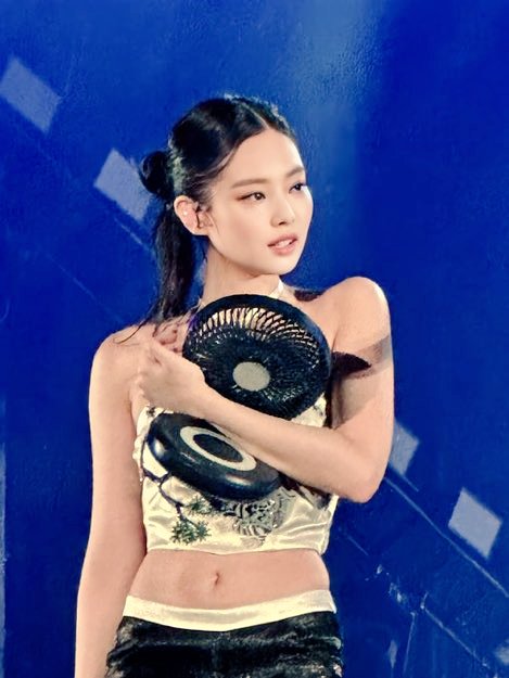 Thayine_cjs's tweet photo. #BLACKPINK Jennie bravely dating a fan 💪😎🎉🎉🎉 https://t.co/elPqt8WbmI