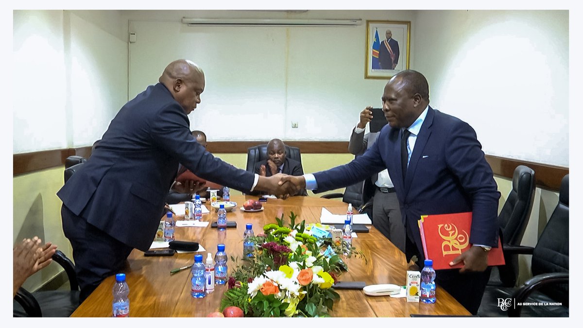 BCeCoRDC's tweet photo. Signature du protocole d’accord entre le @BCeCoRDC et la Province de la Tshuapa. Les deux parties étaient représentées par le DG du BCECO, Mr. Jean Mabi Mulumba et le Gouverneur de la province de la Tshuapa Son excellence Mr. Pancrace Boongo Nkoy. #InfrastructuresSocioÉconomiques https://t.co/yAZVT9OJ2R