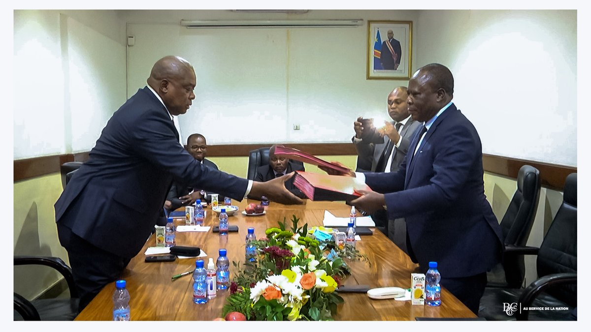 BCeCoRDC's tweet photo. Signature du protocole d’accord entre le @BCeCoRDC et la Province de la Tshuapa. Les deux parties étaient représentées par le DG du BCECO, Mr. Jean Mabi Mulumba et le Gouverneur de la province de la Tshuapa Son excellence Mr. Pancrace Boongo Nkoy. #InfrastructuresSocioÉconomiques https://t.co/yAZVT9OJ2R