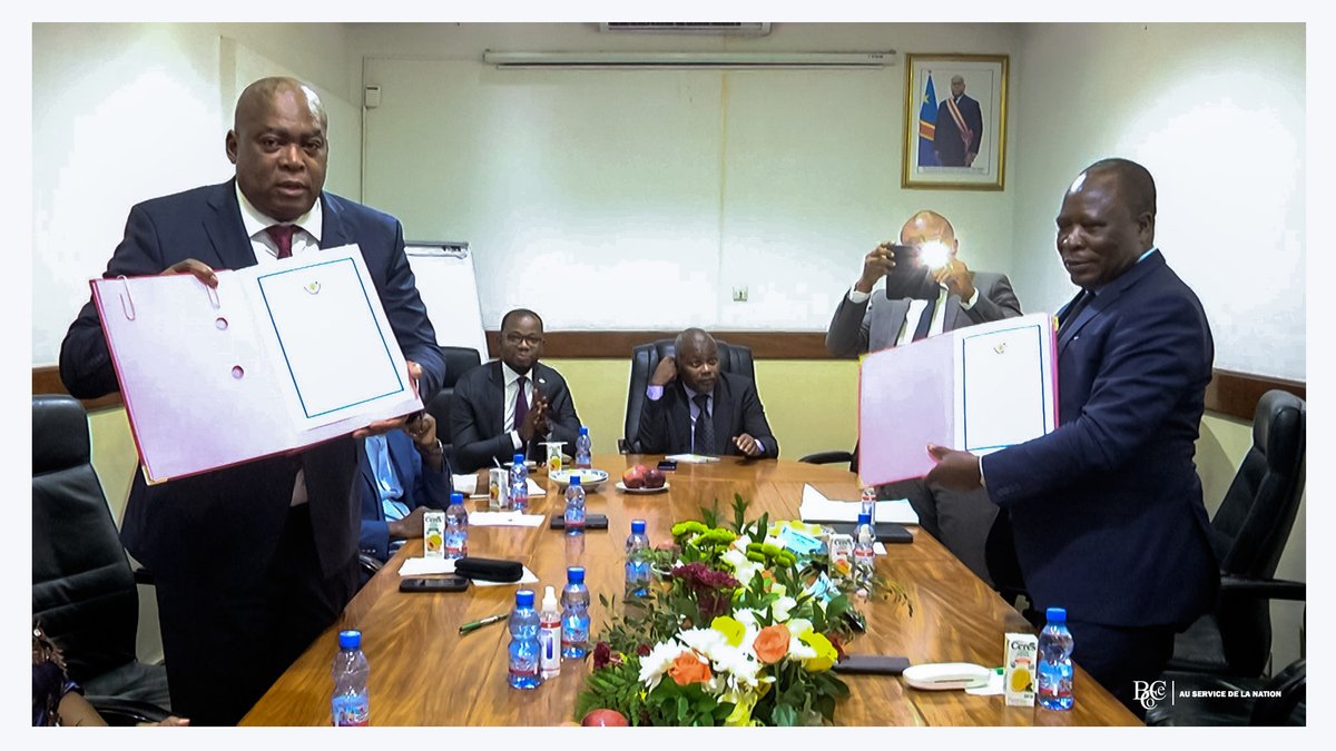 BCeCoRDC's tweet photo. Signature du protocole d’accord entre le @BCeCoRDC et la Province de la Tshuapa. Les deux parties étaient représentées par le DG du BCECO, Mr. Jean Mabi Mulumba et le Gouverneur de la province de la Tshuapa Son excellence Mr. Pancrace Boongo Nkoy. #InfrastructuresSocioÉconomiques https://t.co/yAZVT9OJ2R