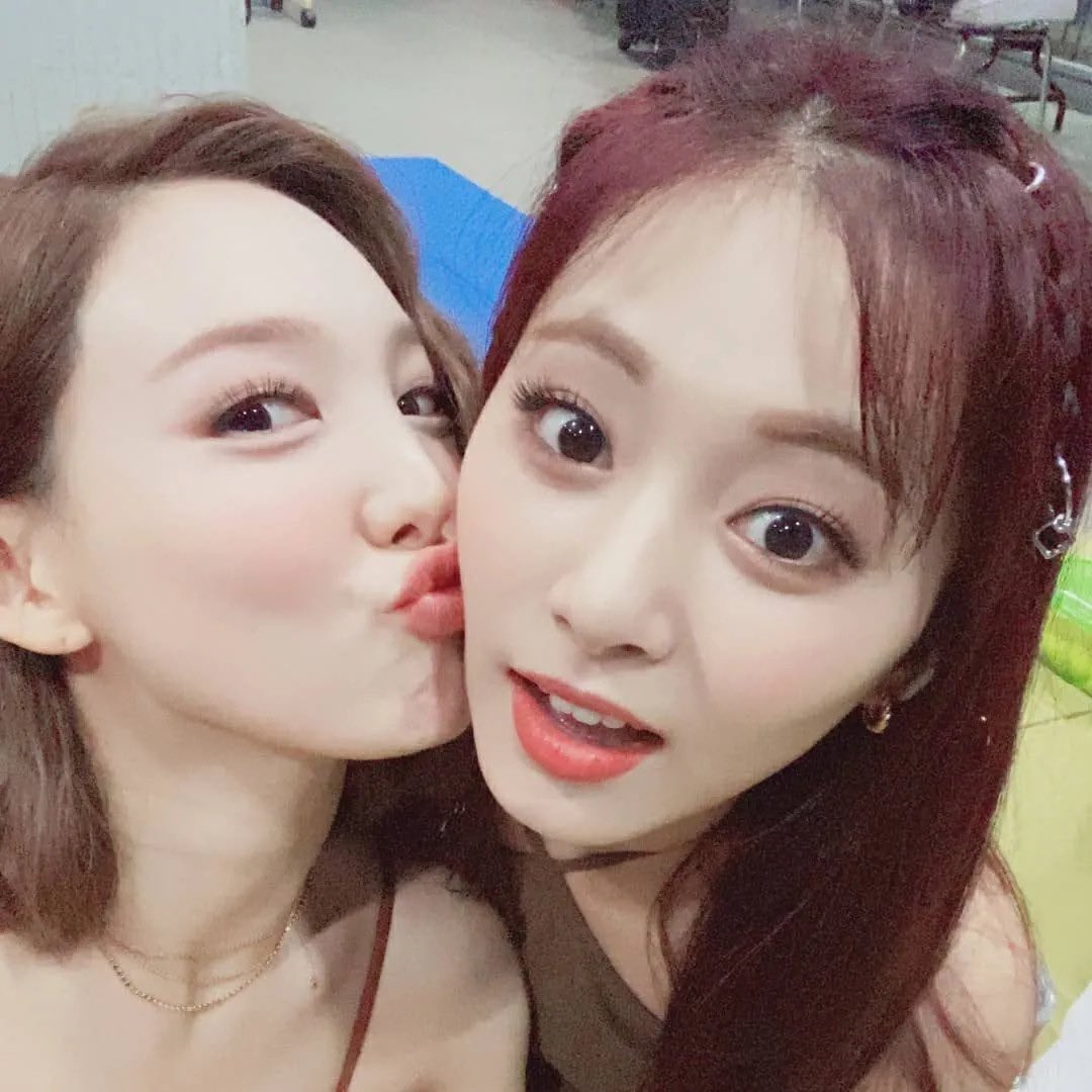 there’s something about Tzuyu and Nayeon selfies that’s so… very special to me 🥺 the affection, the warmth, the closeness ahh 💛