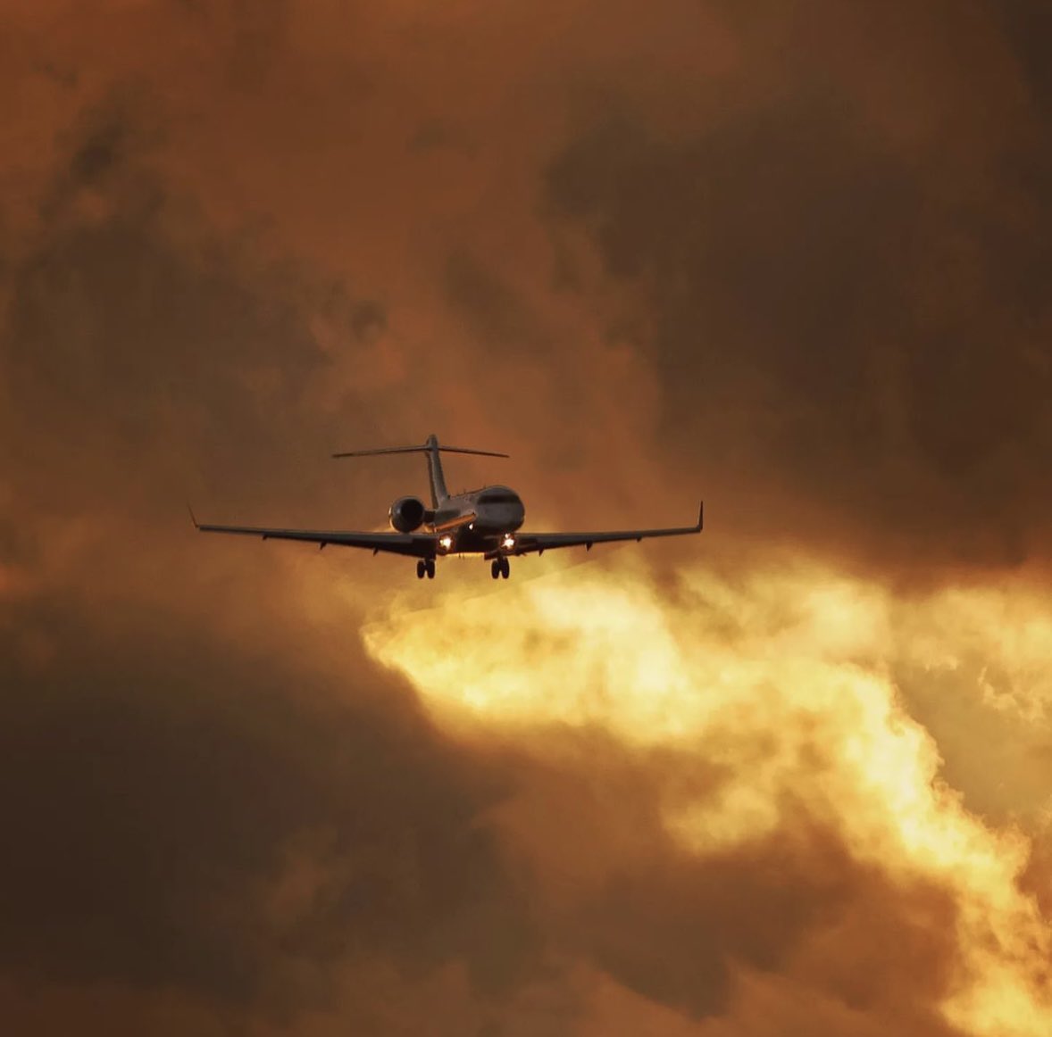 #aviationphotography #bcn #spotting #lebl #bizjet #vipjet #corporatejet #bombardierglobal6000 #clouds #sunset #amazing #travel #canonphoto #mwc #avgeek #airplane #luxury