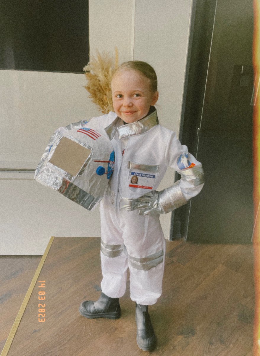 TaliaWhitephoto's tweet photo. E all ready for science 🧬 day, she worked very hard making her helmet over the weekend @ourladyoflourd1 https://t.co/Ir5SYtBLO6