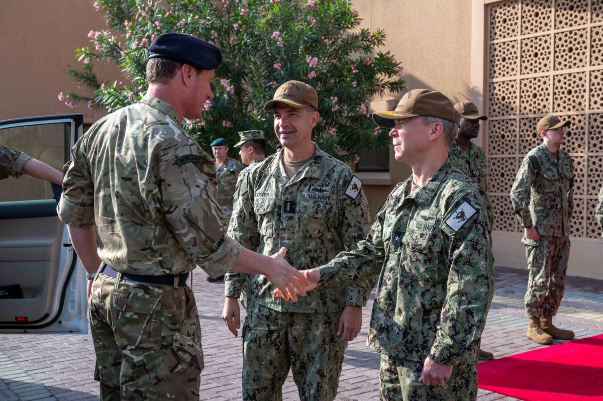 Today, Vice Adm. Cooper and Rear. Adm. Bailey welcomed @RoyalNavy Fleet Commander @VAdmAndrewBurns to U.S. 5th Fleet headquarters in Manama, Bahrain. The 🇬🇧 & 🇺🇸 are longstanding ⚓️ partners who operate in the Middle East to help safeguard regional waters.