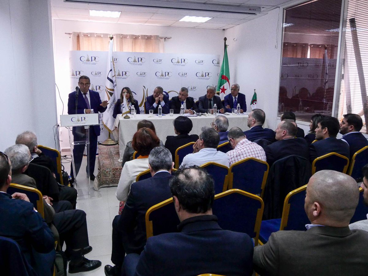 CAPCAlgerie's tweet image. AG de la CAPC 
M. Rahmoune Zergoune, nouveau président. 
Dans la #sérénité et la #confiance, l’AG a rendu hommage au prdt sortant, Sami Agli  pour son #abnégation pour l’#édification d’une organisation #sérieuse et #fiable, dans une démarche ou l’intérêt collectif  a primé.