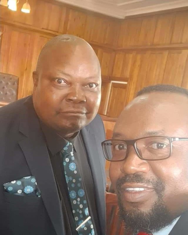molokele's tweet photo. Solidarity! Solidarity!!
Hon. Godfrey Sithole and Hon. Job Sikhala are at the Rotten Row Magistrates courts this morning
Let us all join them in active solidarity
Free Job Wiwa Sikhala Now!
#freewiwa
#freesithole
#justiceformobby
#solidarity
#Zimbabwe
@JobSikhala1 https://t.co/u55h25CHdP