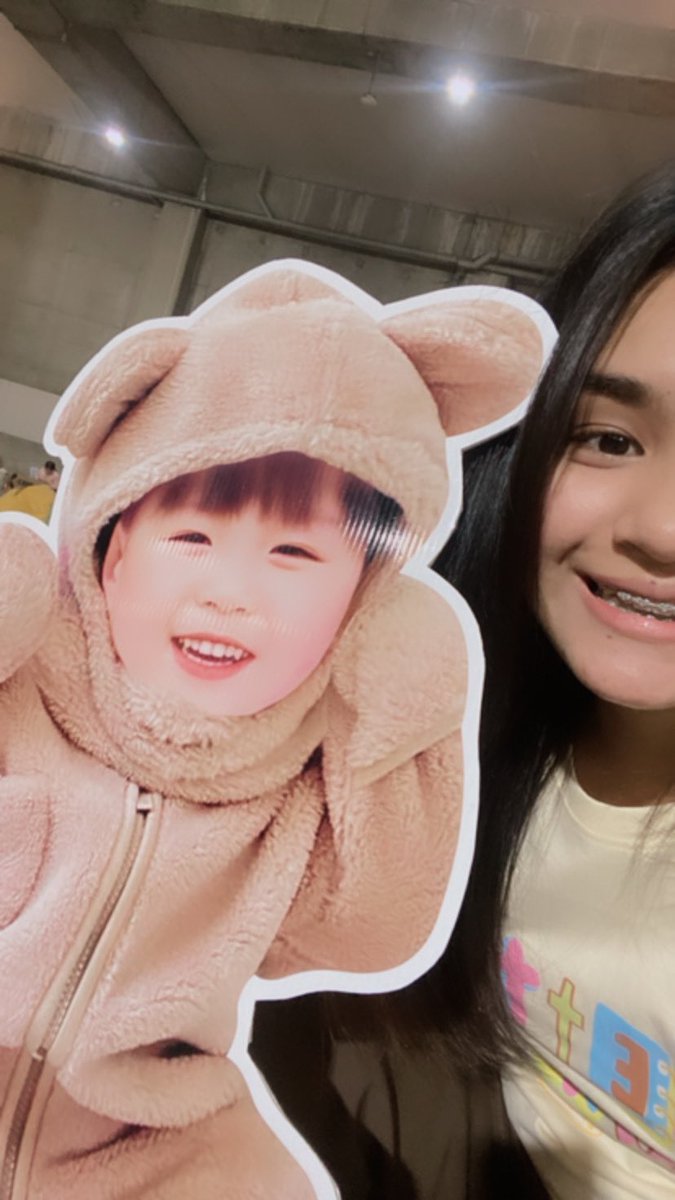myluvfullsuniee's tweet photo. ในที่สุดเราก็ได้เจอกัน อยากจะบอกว่าเราภูมิใจในตัวเธอมากๆนะ🐻🌻
#เช็กอินกับแฮชานDREAM 
#HAECHANinBKK
#WelcomeHaechantoBangkok
#Project4Sunchan
#NCTDREAM_THEDREAMSHOW2_in_BKK https://t.co/qV9Bh1EV3V