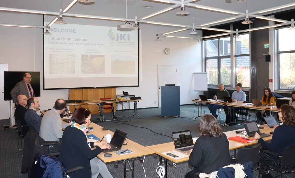 EPPO_efficacy's tweet photo. Panel on Efficacy Evaluation of Herbicides and #PlantGrowth Regulators met in Braunschweig on 2023-02-15/16. We discussed long term control of #perennial #weeds and use of #herbicides with #MechanicalControl measures. The webreport is now available online https://t.co/I8coQEDFg2 https://t.co/2TVG5JVMFA