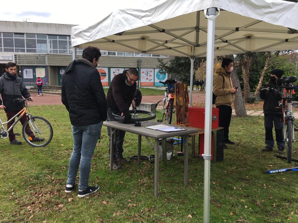Faites réparer gratuitement votre vélo grâce à l'association 1Terre Action !🔧

📆Un 1er atelier aura lieu ce jeudi 16 mars
📍A l'amphi des Sciences
🕛De 12h00 à 14h30

Le printemps arrive, alors profitez-en ! 🌞

Et n'oubliez pas votre carte d'étudiant... ainsi que votre vélo!🚴‍♀️