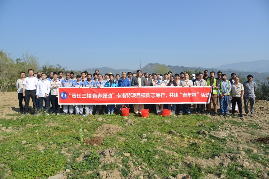 CTGI_2011's tweet photo. #SharedWorld #CSR
Recently, a🌱tree-planting activity was carried out around the 720 MW #karot HPP.👏
After digging holes, placing trees, cultivating the soil, and watering, 200 fruit trees were planted by CTGIers and local volunteers, bringing vitality to the land.🥳 https://t.co/zfCqerY55P
