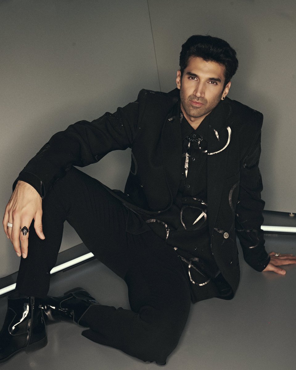 MMalhotraworld's tweet image. The heartthrob #AdityaRoyKapur slaying it on the ramp in our black fitted suit from #Diffuse Level 2

@ManishMalhotra @LakmeFashionWk @ILoveLakme @NexaExperience @fdciofficial @R1SEWorldwide