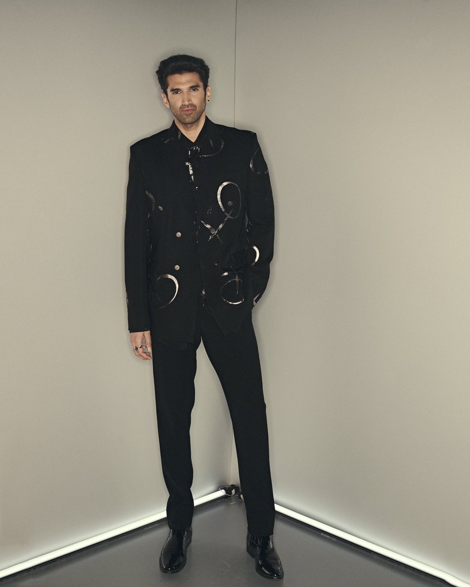 MMalhotraworld's tweet image. The heartthrob #AdityaRoyKapur slaying it on the ramp in our black fitted suit from #Diffuse Level 2

@ManishMalhotra @LakmeFashionWk @ILoveLakme @NexaExperience @fdciofficial @R1SEWorldwide