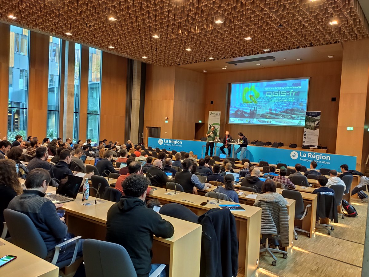 JourneesQgis's tweet photo. Début de la 2e journée des rencontres des utilisateurs francophones de #QGIS. On est très heureux de se retrouver dans cette belle salle de l'Hôtel de Région Auvergne Rhône-Alpes à Clermont-Ferrand! @GipCraig #QGISFR2023 https://t.co/OOhPMbpDqM