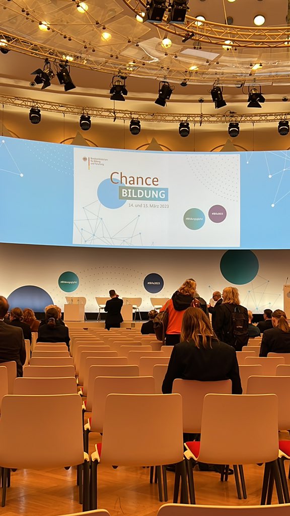 ColsmanNico's tweet photo. #twitterlehrerzimmer wer ist noch alles beim #Bildungsgipfel vor Ort? https://t.co/O6ZuDJNmWL