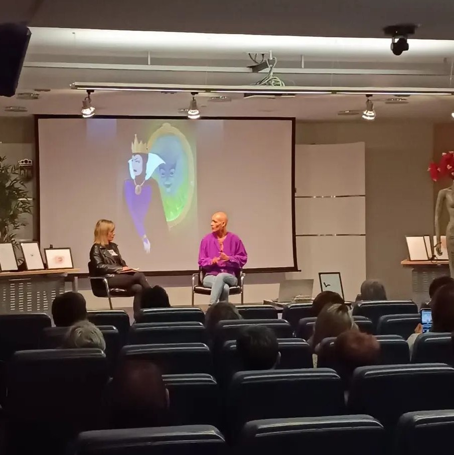 UzanzaEditorial's tweet photo. 🌟 Preciosa conferencia la de Dora Gálvez ayer por la tarde en Vitoria. Hizo grandes reflexiones sobre los cánones de belleza impuestos y sobre cómo sanar y aprender a querernos como somos. Podéis leer estas y otras reflexiones en su libro, #Lascalvasexistimos.
@alopeciamujer https://t.co/YKX7CCb1Yx