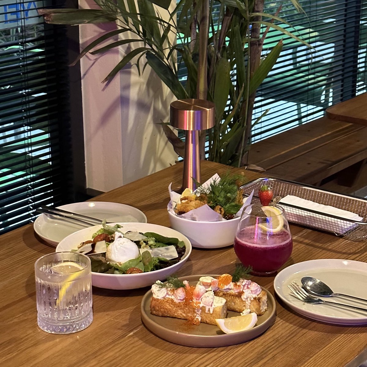 wanderkaew's tweet photo. !YEH🥂 อยู่ๆเพื่อนโทรมาชวนกินข้าวพร้อมสั่งให้หาร้านด้วย🙌🏻 ส่งไปหลายร้าน นางเลือกร้านนี้ บอกแค่เห็นรูปก็อยากไปนั่งอยู่ตรงนั้นแล้วอะ…อาหาร���ร่อย บรรยากาศดี เปิดเพลงดีมากจริงๆแก🍋📻

@aroii @Kin24hrs #รีวิวคาเฟ่ https://t.co/TBqOl4qSMx