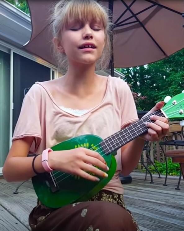 FANderWaalNews's tweet photo. .@GraceVanderWaal • #ScreenshotOfTheDay
Covering @ElvisPresley’s #ICantHelpFallingInLoveWithYou on her @YouTube Channel
👉https://t.co/SIDpjx5bSn
2016.07.06 / 5.9M Views
#SupportGraceVanderWaal #LionsDen #Megalopolis #ChooseKindness https://t.co/9WqQjZJdpG
